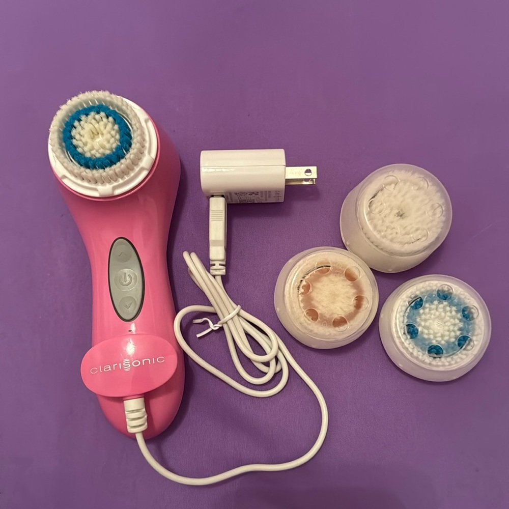 Clarisonic Mia 3 facial cleansing brush